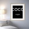 Coco Chanel fond noir tableau photo vertical 9895379939292