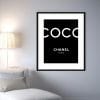 Coco Chanel fond noir tableau photo vertical 9895379939292