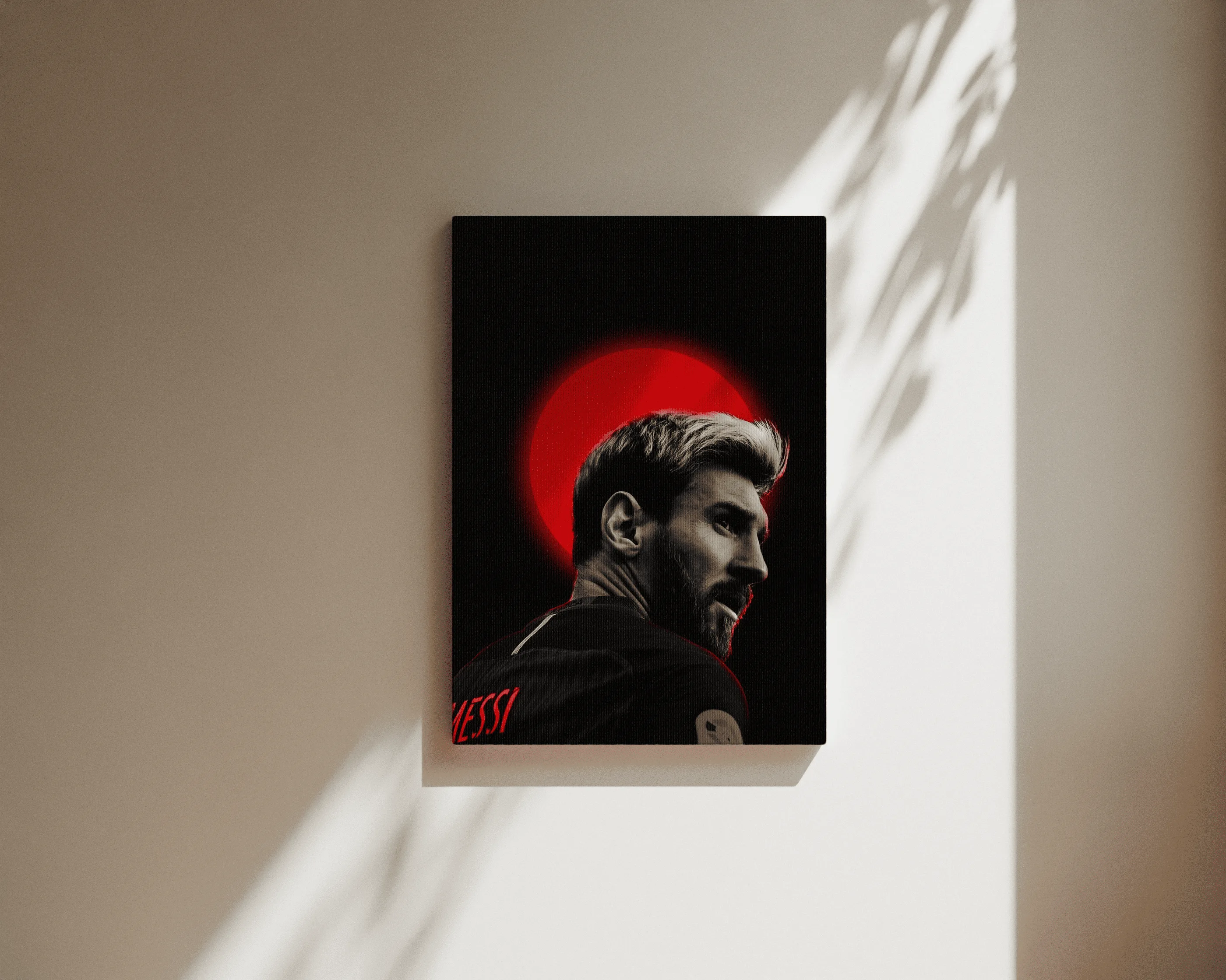 Portrait artistique de Lionel Messi de profil, avec un halo rouge vif derrière sa tête contrastant avec un fond noir, symbolisant sa passion et son aura iconique dans le football