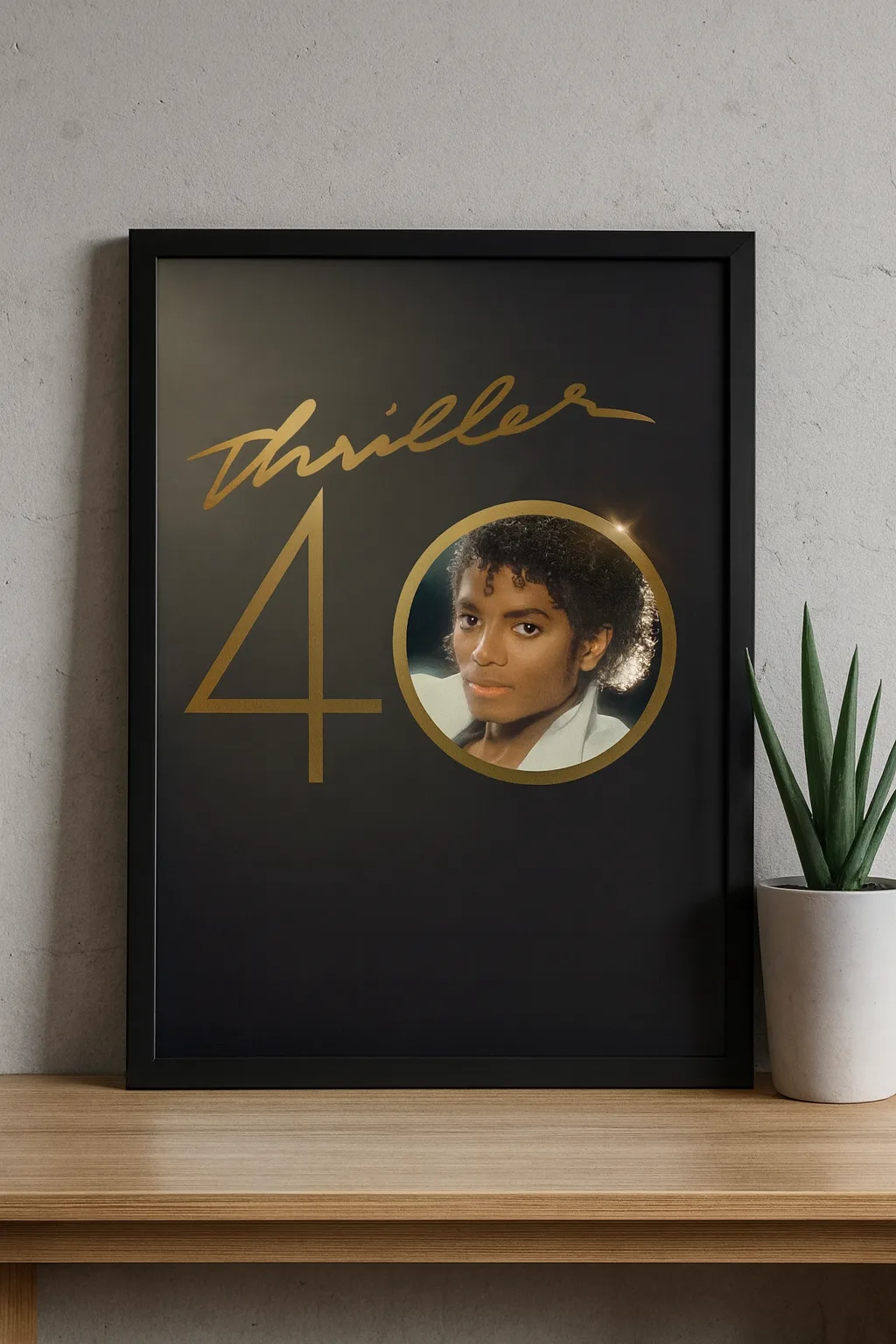 Affiche officielle Thriller 40 ans avec portrait de Michael Jackson, écriture dorée « Thriller » et chiffre 40 sur fond noir élégant.