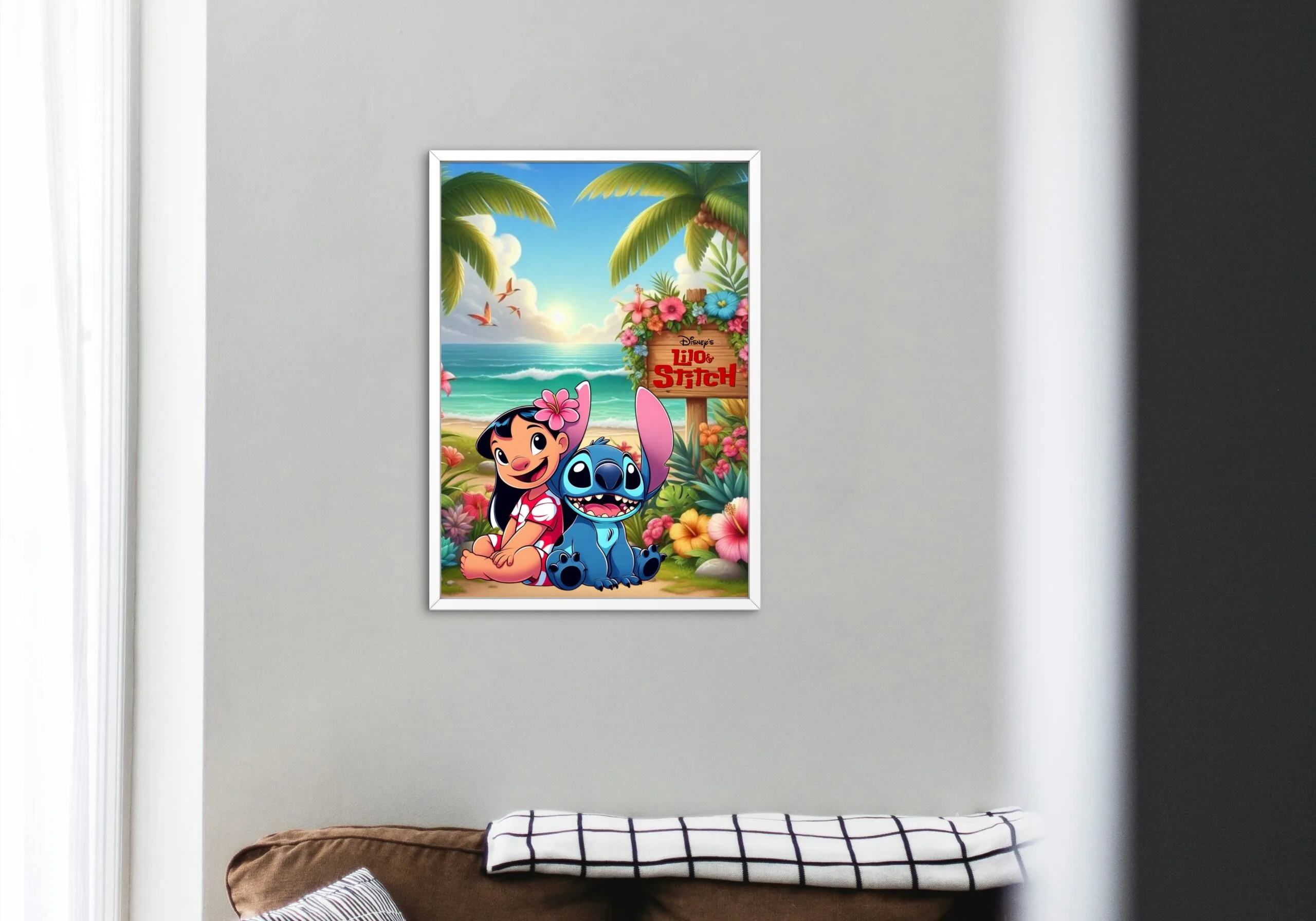 Mockup d’un tableau Lilo & Stitch “Aloha Friends” encadré, accroché au mur d’un salon, ambiance tropicale avec palmiers et plage – montableau.fr